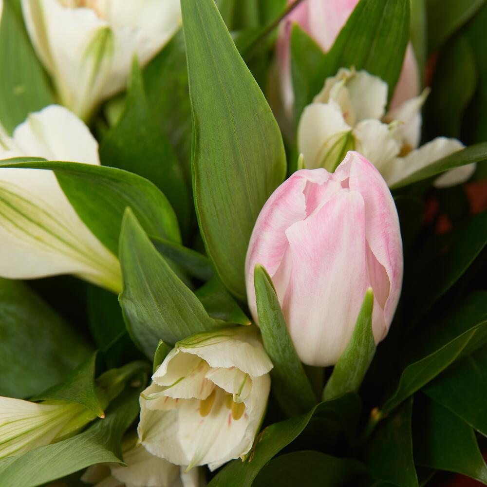 Букет «Первое свидание» розовых тюльпанов и белых альстромерий Адыгейск Республика Адыгея