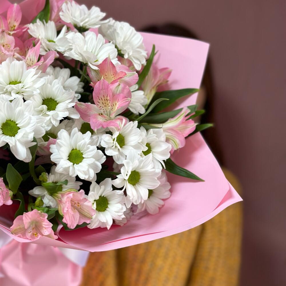 Букет «Поцелуй бабочки» нежность белых хризантем и розовых альстромерий Адыгейск Республика Адыгея