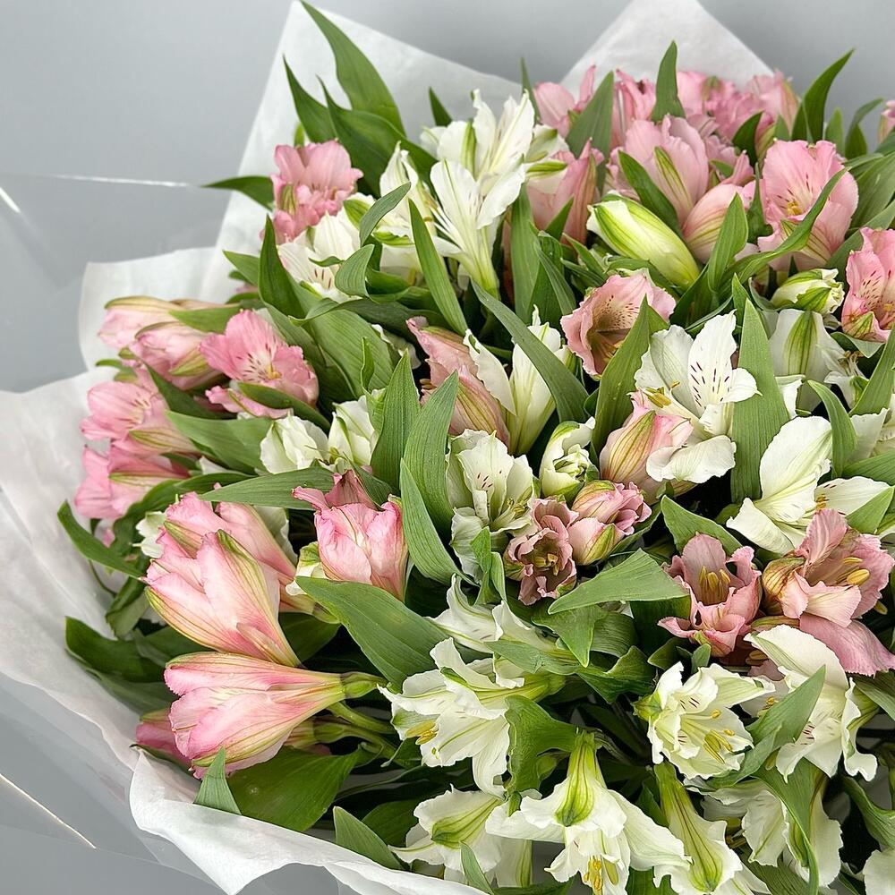 Букет «Гармония» – нежное сочетание белых и розовых альстромерий Адыгейск Республика Адыгея