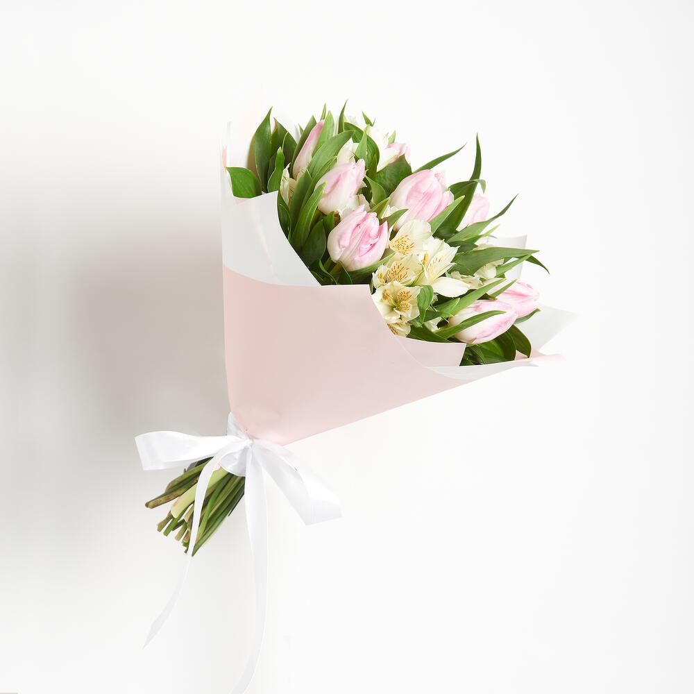 Букет «Первое свидание» розовых тюльпанов и белых альстромерий Адыгейск Республика Адыгея