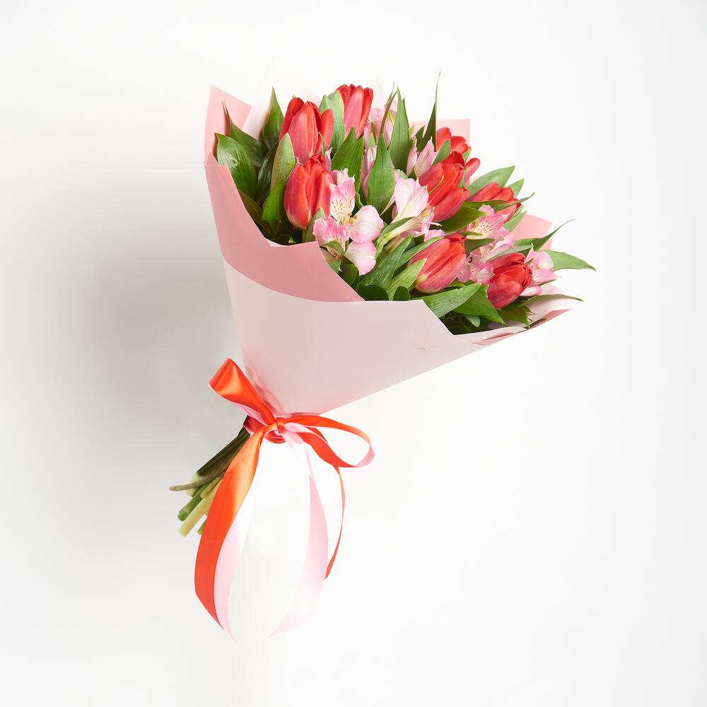 Букет «Первый поцелуй» красных тюльпанов и розовых альстромерий Адыгейск Республика Адыгея