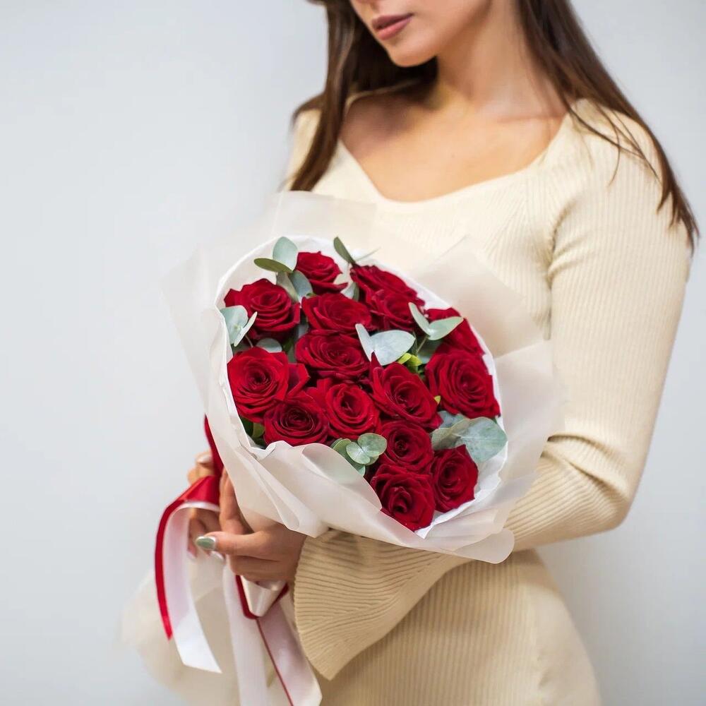 Элегантный букет из 15 красных роз с эвкалиптом – символ страсти и нежности Адыгейск Республика Адыгея
