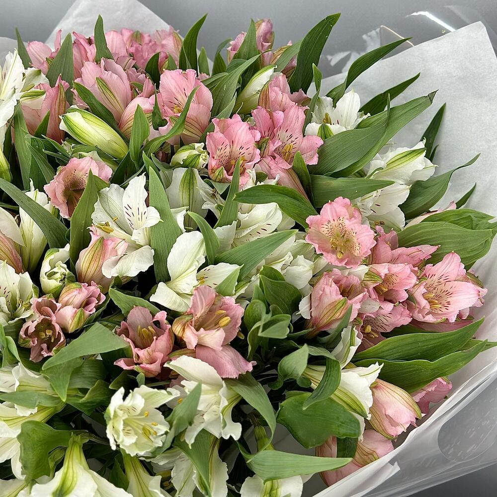 Букет «Гармония» – нежное сочетание белых и розовых альстромерий Адыгейск Республика Адыгея
