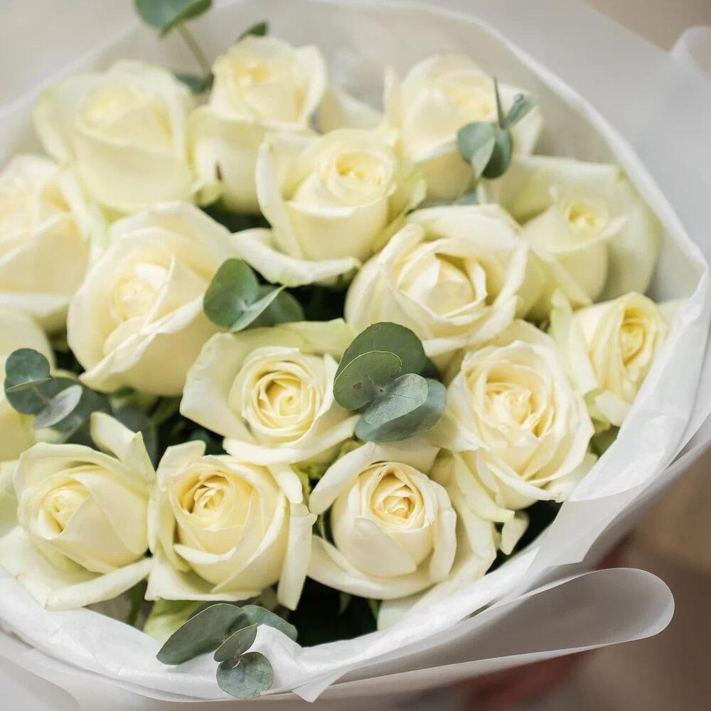 Букет из 15 белых роз с эвкалиптом – чистота и изысканность Адыгейск Республика Адыгея