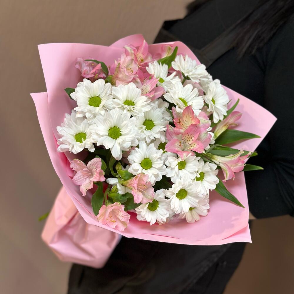 Букет «Поцелуй бабочки» нежность белых хризантем и розовых альстромерий Адыгейск Республика Адыгея