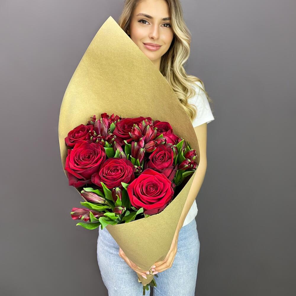 Букет «Страсть» – гармония красных роз и нежных альстромерий Адыгейск Республика Адыгея