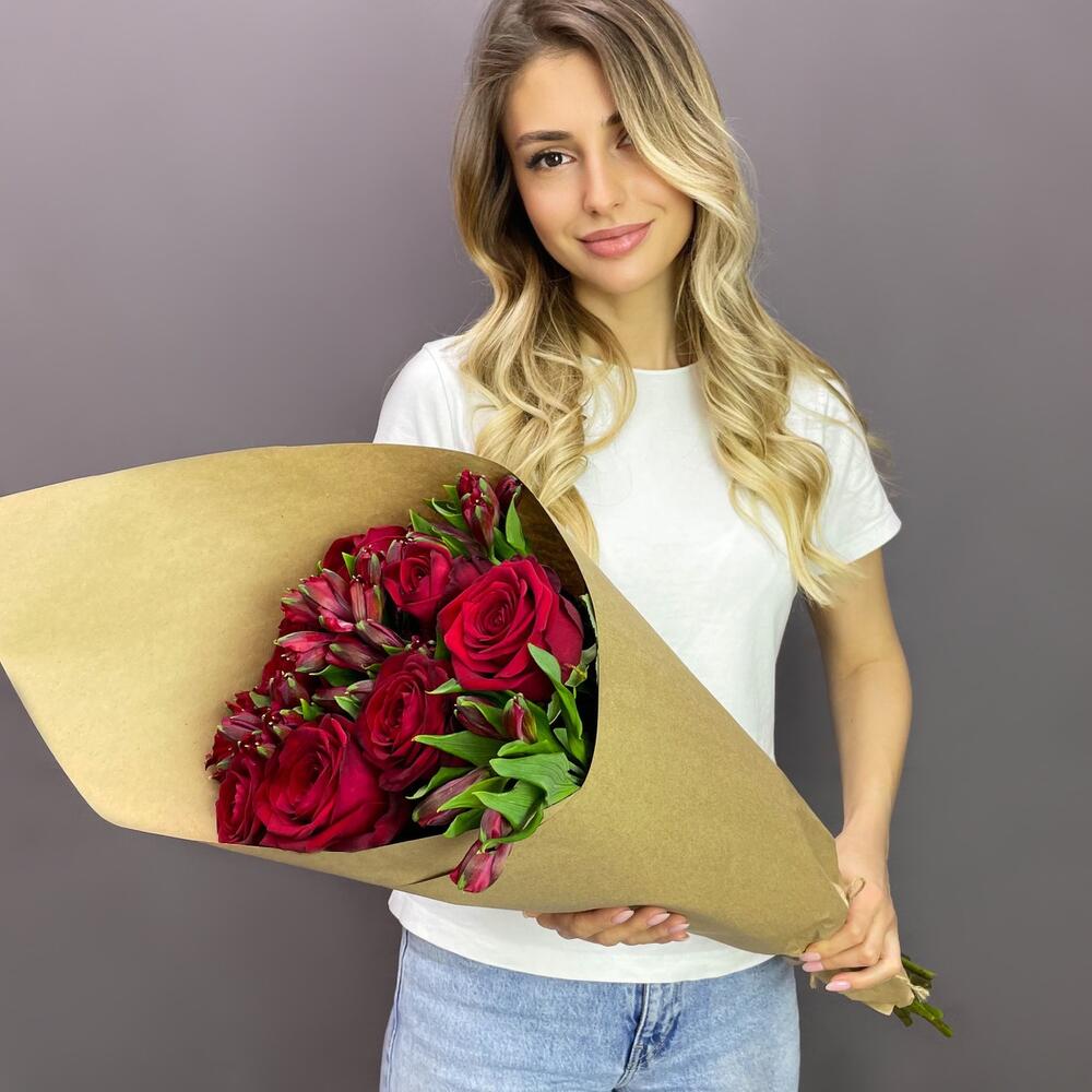 Букет «Страсть» – гармония красных роз и нежных альстромерий Адыгейск Республика Адыгея