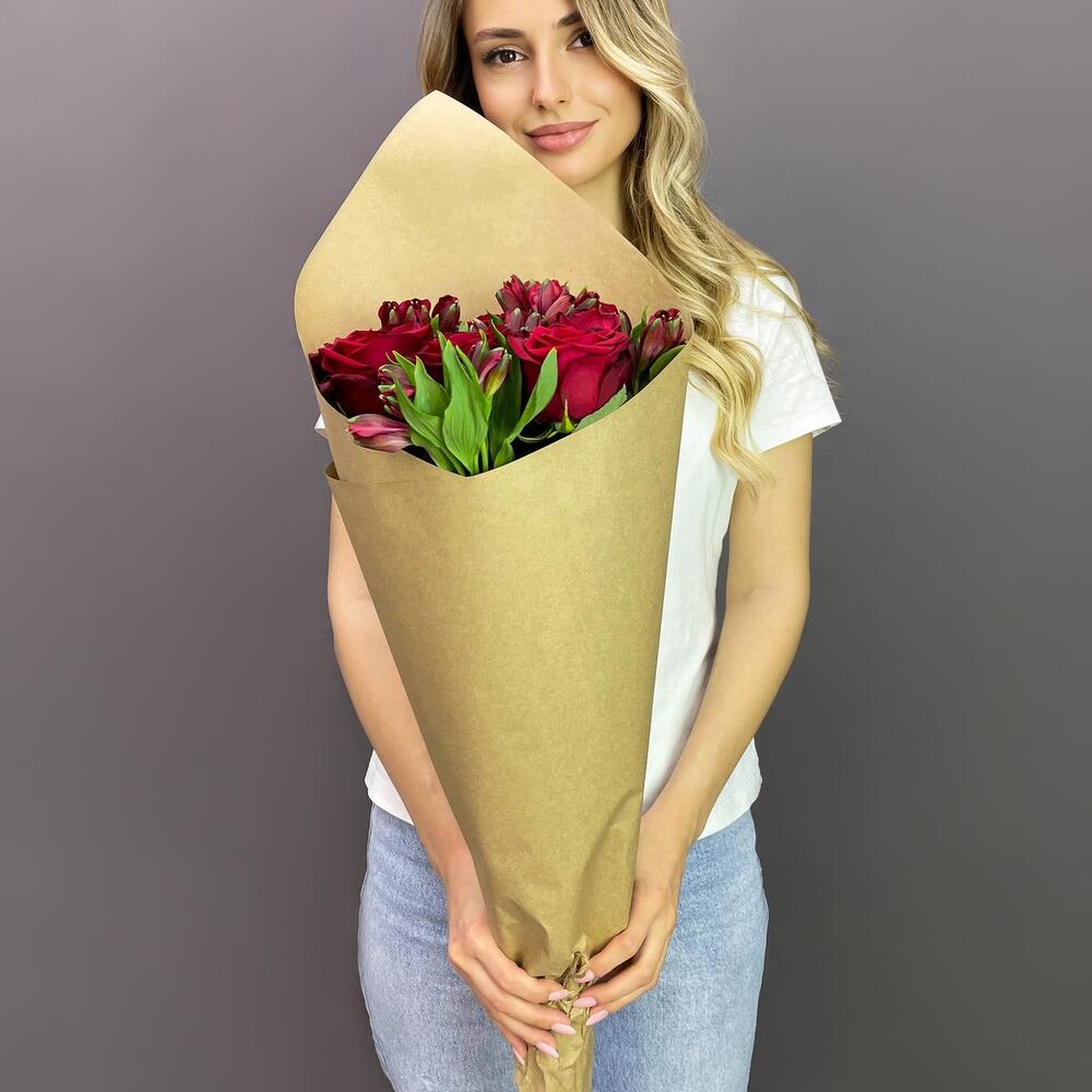 Букет «Страсть» – гармония красных роз и нежных альстромерий Адыгейск Республика Адыгея