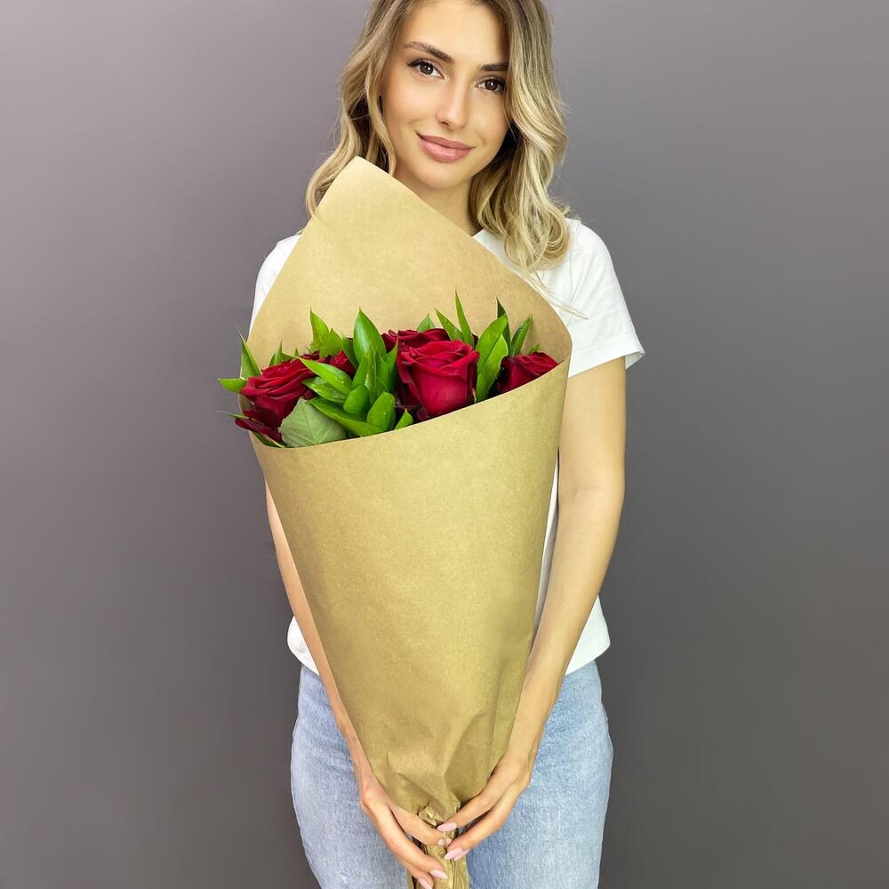 Букет из красных роз с рускусом в крафтовой упаковке – классика с изюминкой Адыгейск Республика Адыгея