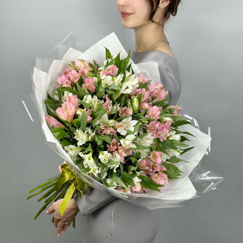 Букет «Гармония» – нежное сочетание белых и розовых альстромерий Адыгейск Республика Адыгея