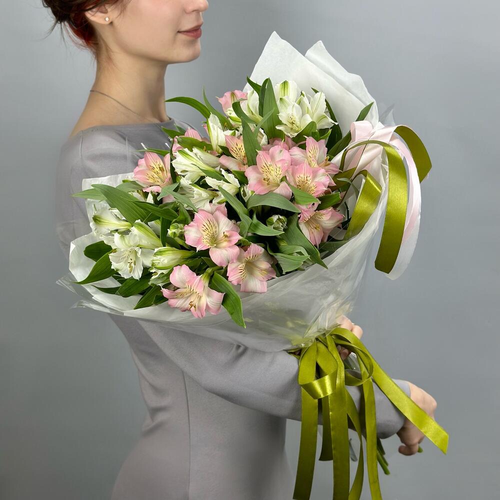 Букет «Нежность» – трогательное сочетание белых и розовых альстромерий Адыгейск Республика Адыгея