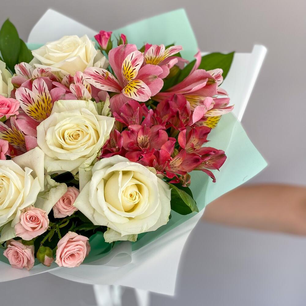 Букет «Николь» – изысканное сочетание роз, кустовых роз и альстромерий Адыгейск Республика Адыгея