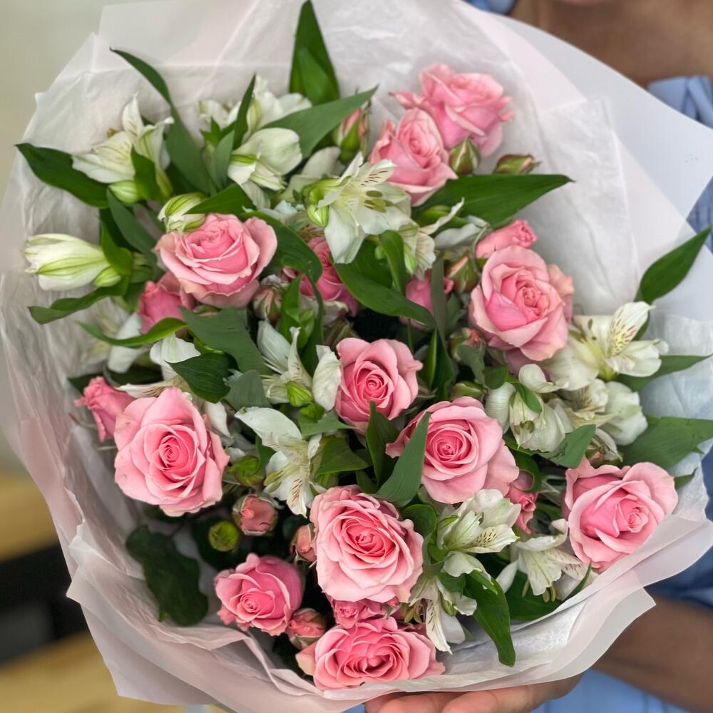 Букет «Розовый фламинго» – нежность розовых кустовых роз и белых альстромерий Адыгейск Республика Адыгея
