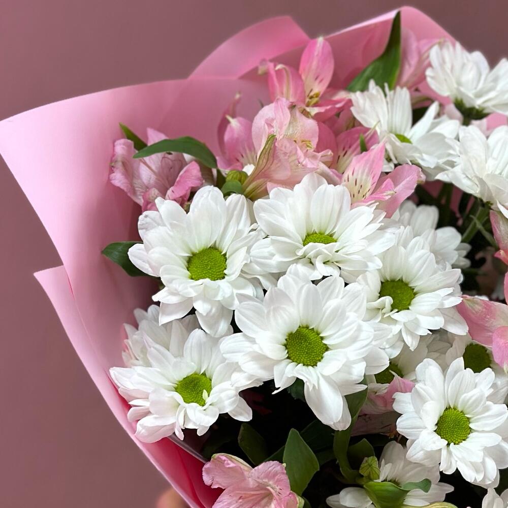 Букет «Поцелуй бабочки» нежность белых хризантем и розовых альстромерий Адыгейск Республика Адыгея