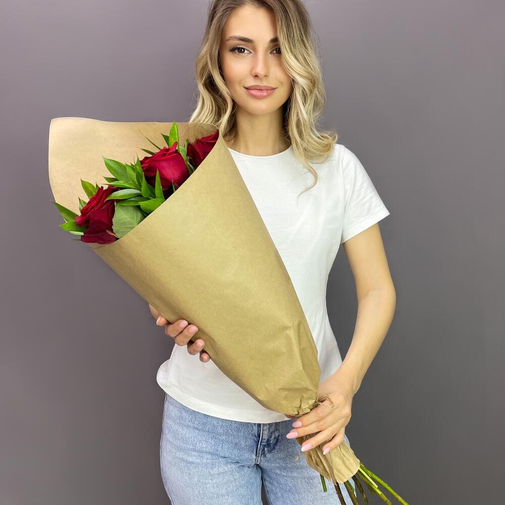 Букет из красных роз с рускусом в крафтовой упаковке – классика с изюминкой Адыгейск Республика Адыгея