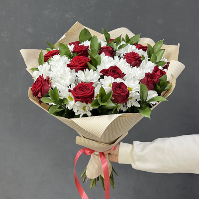 Букет «Романтика» — гармония красных роз и белоснежных хризантем Адыгейск Республика Адыгея