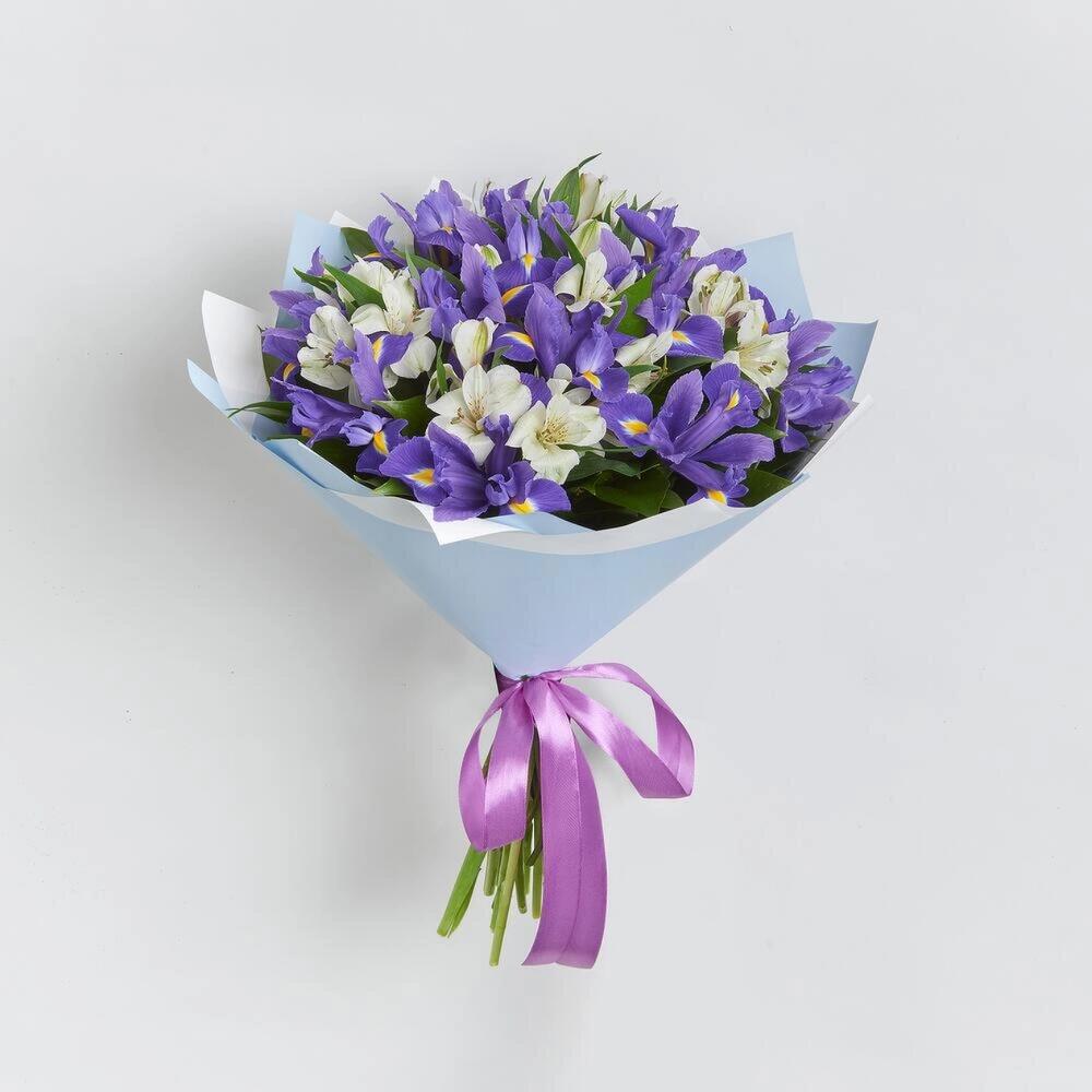 Букет «Вечернее дыхание»  – загадочная гармония синих ирисов и белых альстромерий Адыгейск Республика Адыгея