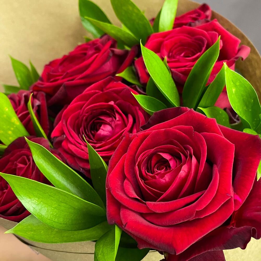 Букет из красных роз с рускусом в крафтовой упаковке – классика с изюминкой Адыгейск Республика Адыгея
