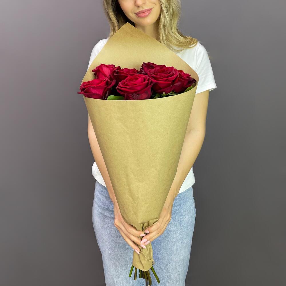Букет из 7 красных роз в крафте – страсть в стильной упаковке Адыгейск Республика Адыгея