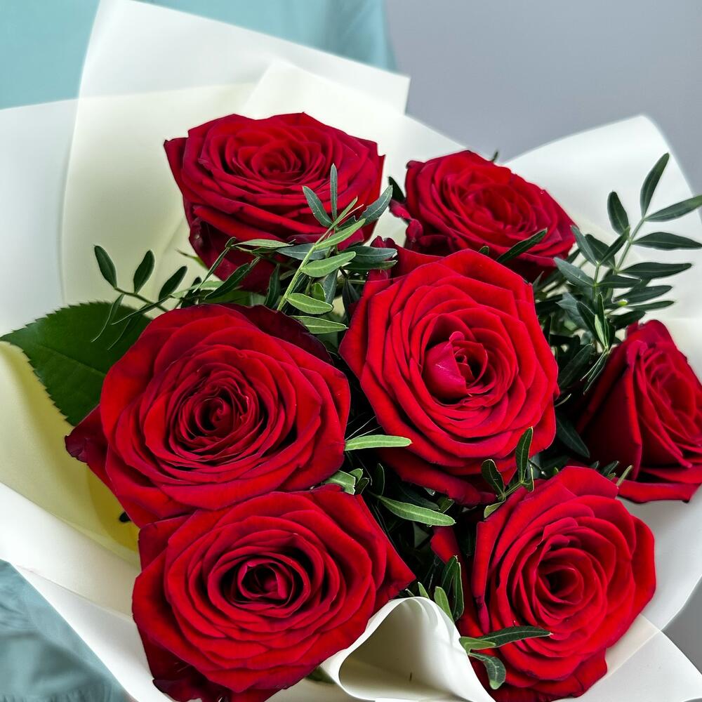 Букет «Гранатовый» из красных роз в роскошной упаковке Адыгейск Республика Адыгея