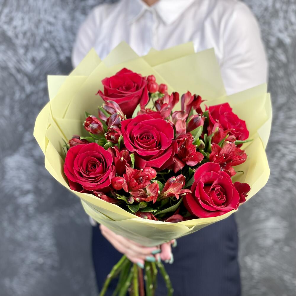 Букет «Бордо» – сочетание красных эквадорских роз и благородных альстромерий Адыгейск Республика Адыгея