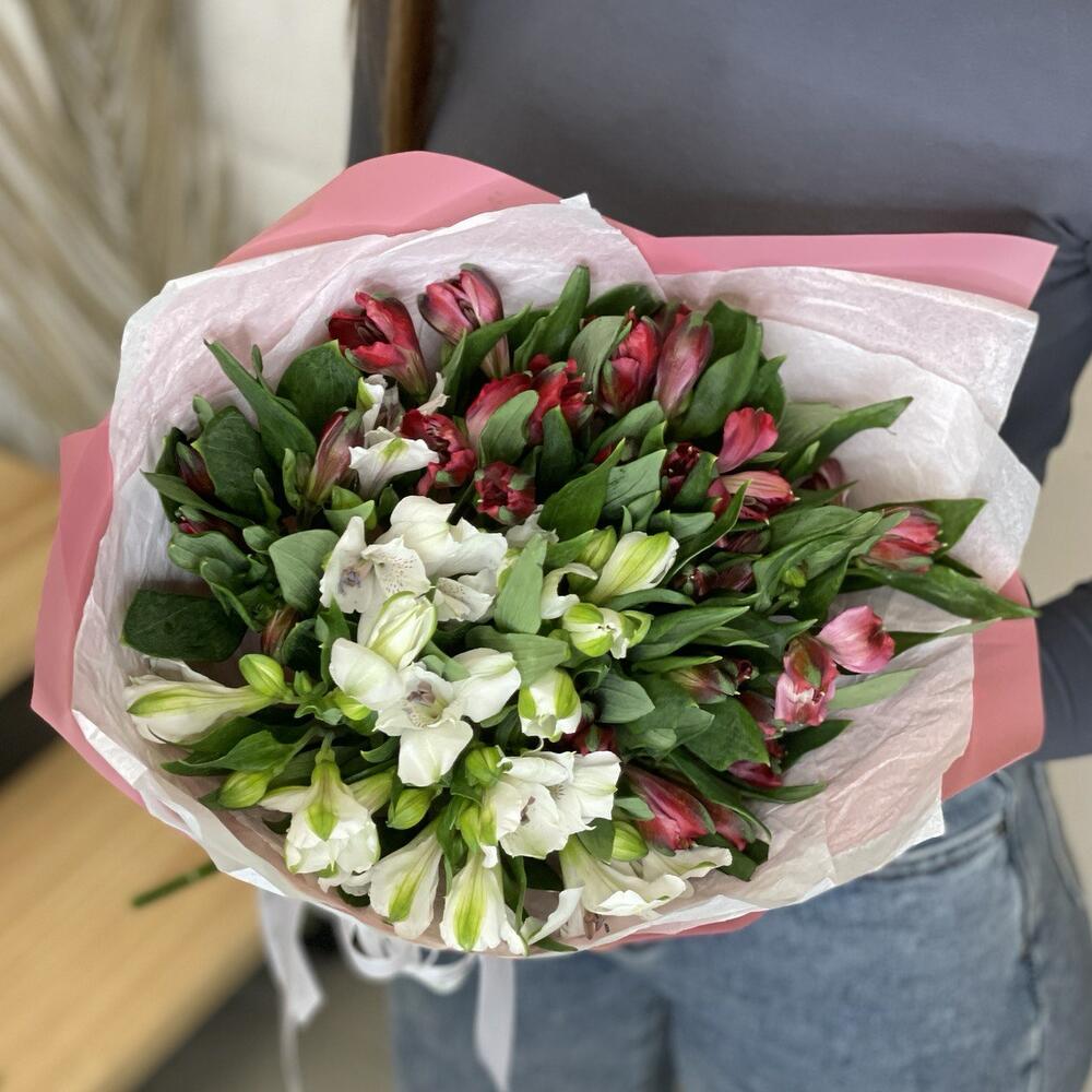 Букет «Люблю»– страсть и чистота в красно-белых альстромериях Адыгейск Республика Адыгея