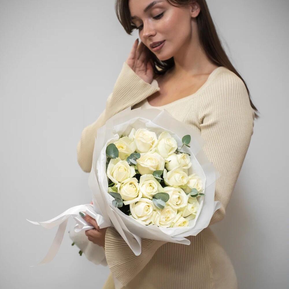 Букет из 15 белых роз с эвкалиптом – чистота и изысканность Адыгейск Республика Адыгея
