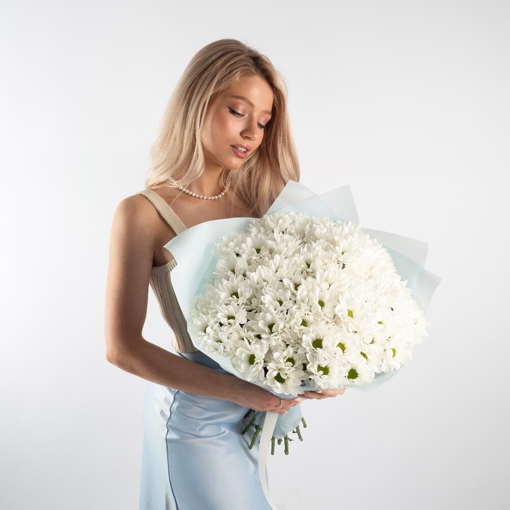 Букет «Ромашковое чудо» – летнее настроение в белых хризантемах Адыгейск Республика Адыгея
