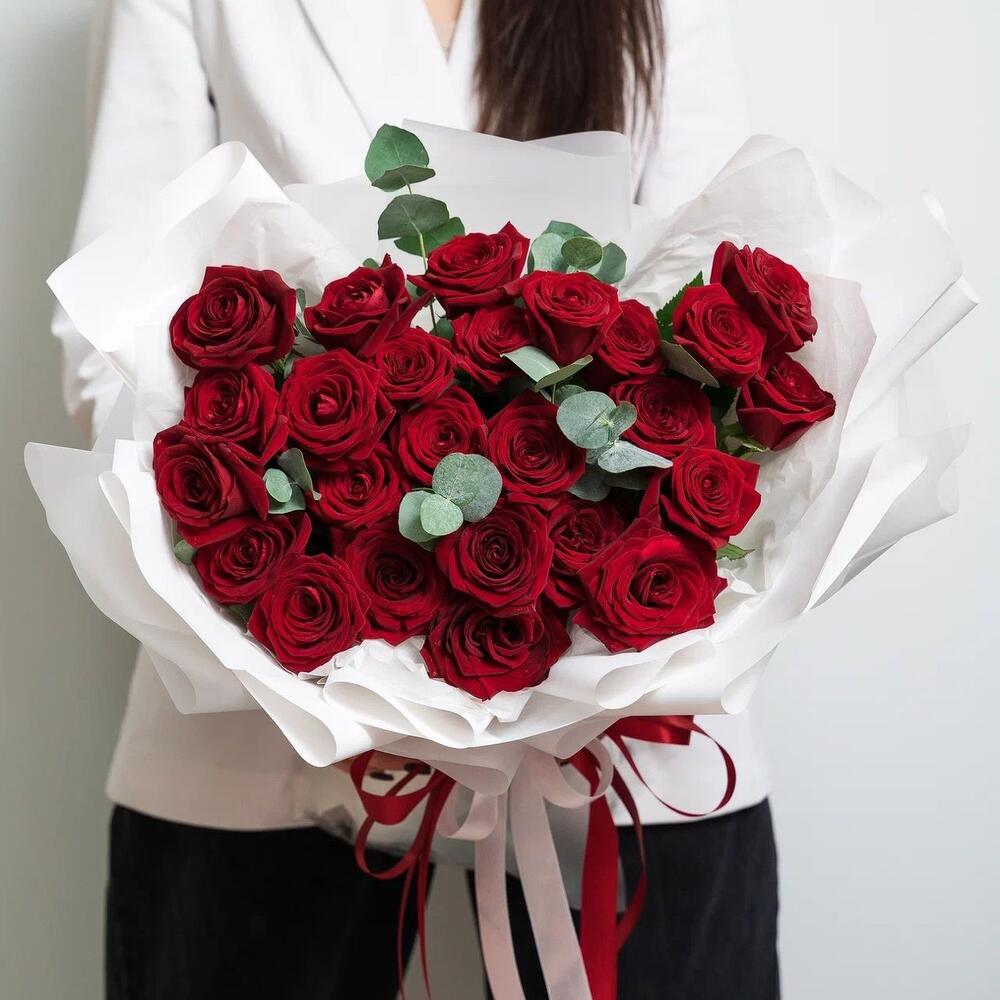Роскошный букет из 25 красных роз с эвкалиптом – королевский подарок  Адыгейск Республика Адыгея